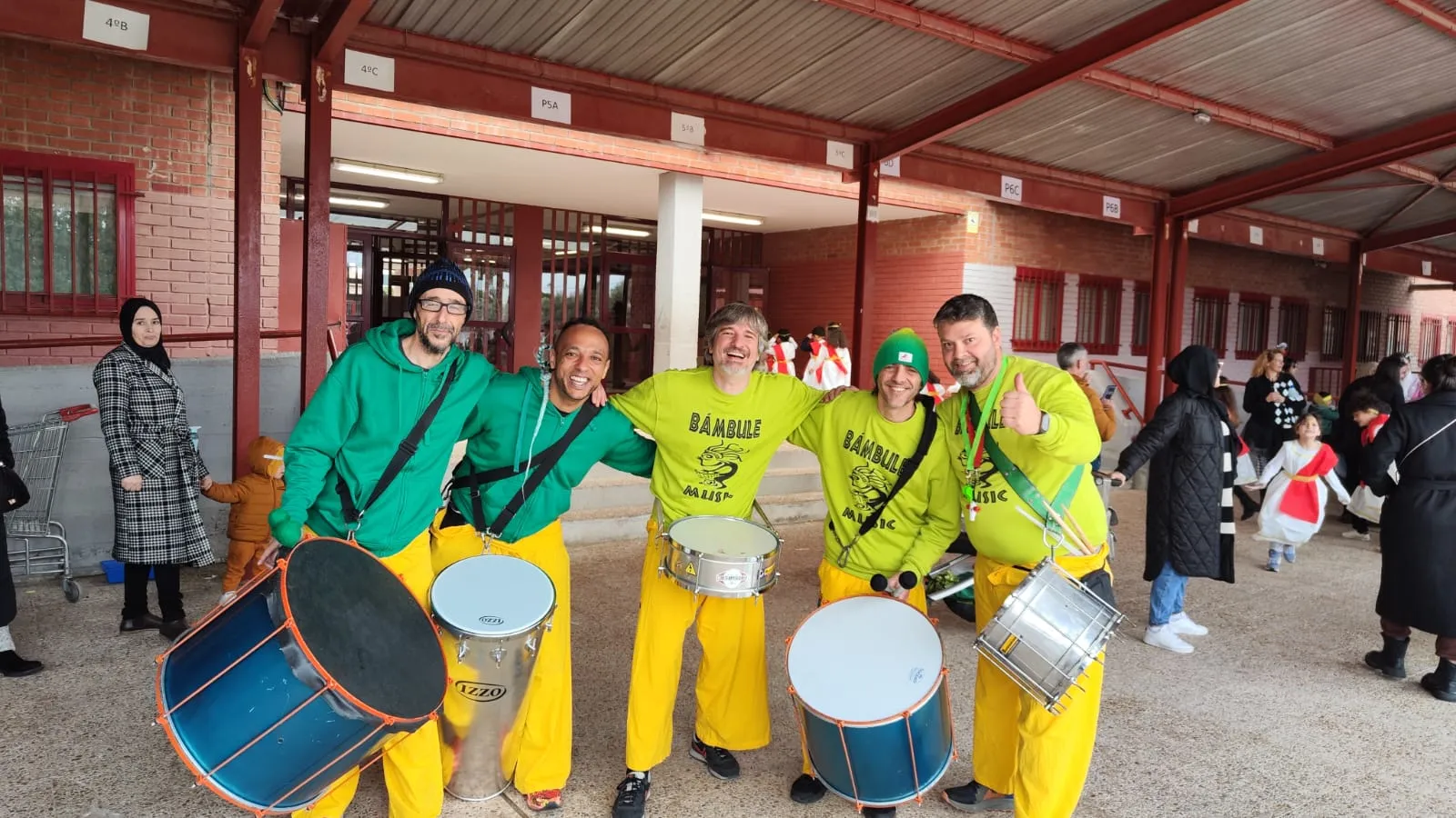 Alumnos participando en una actividad de educación musical con metodología Bámbule